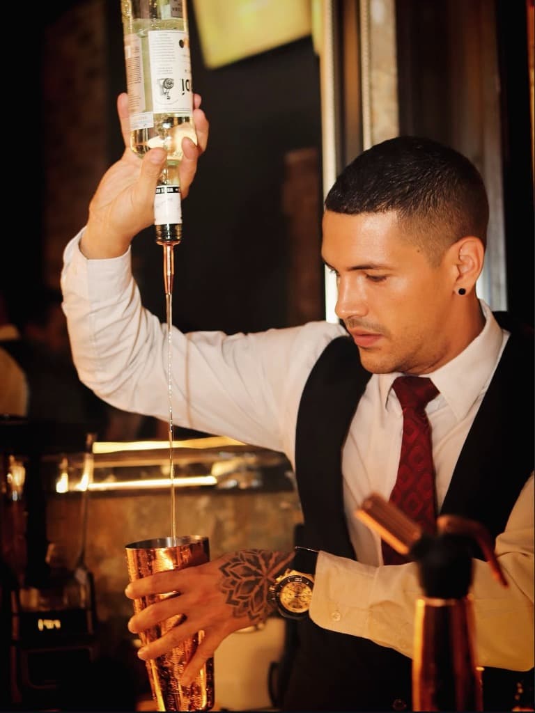 Bartender preparando un cóctel